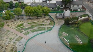 柵で囲まれ、閑散とした雰囲気