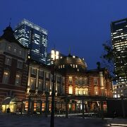 昼も夜もステキ。東京駅舎の目の前