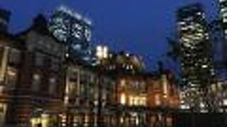 昼も夜もステキ。東京駅舎の目の前