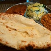 ナンの種類がいろいろあるインド料理店