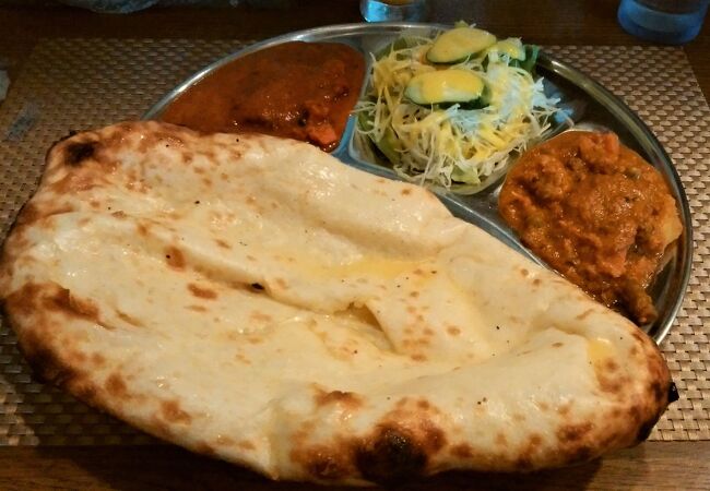 ナンの種類がいろいろあるインド料理店