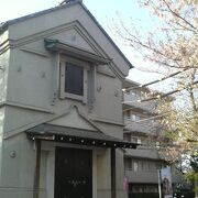 駒込駅近く、昭和初期に建て直された有形文化財でもある蔵です