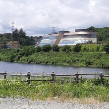 遠くから見ると、何だろうと思うほど規模が大きい道の駅です。