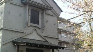 駒込駅近く、昭和初期に建て直された有形文化財でもある蔵です