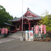 拝殿にも大きめの提灯がぶら下がる