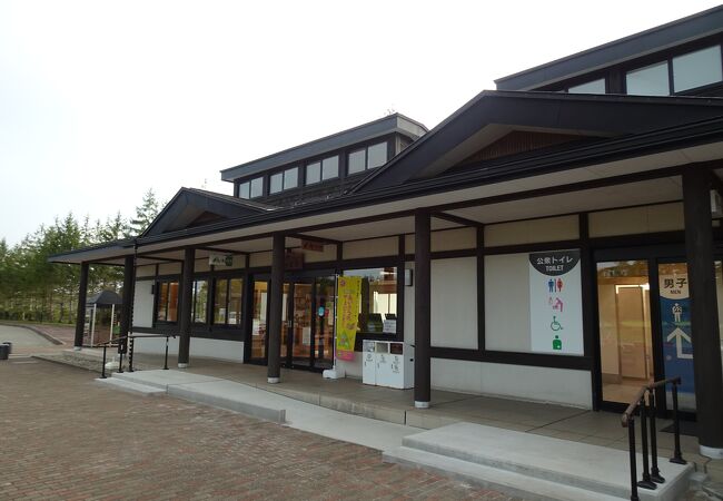 両側に一里塚が残る道の駅 （道の駅 かみおか茶屋っこ一里塚） 