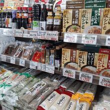 福島県各地の特産品コーナーも充実の品揃え。