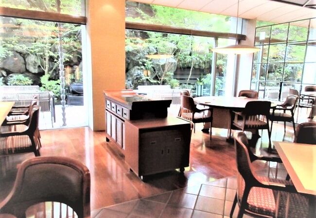 リッツカールトン京都の地下の和食レストラン。地下なのにテラス席がある・・