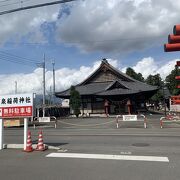 大きな赤い鳥居が目立つ