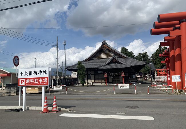 大きな赤い鳥居が目立つ