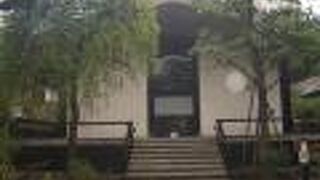 カトリック教会のようなモダンな建物