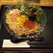 サラダとラーメンが楽しめます。