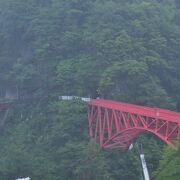 雄大な黒部峡谷の風景を楽しめる