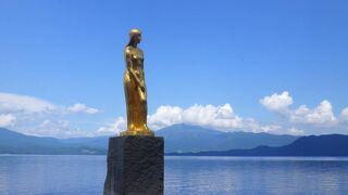 青色の湖の前で見事に映えていました