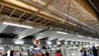 倉庫のような造り