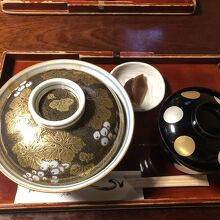 上丼は金ピカのどんぶりで出てきます。