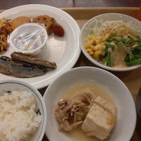 朝食ブッフェの一例。温かいはずの料理も冷たくてガッカリ。