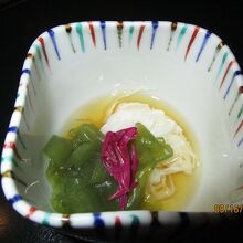 酢の物　長芋のソーメン、大葉の葛切り、もって菊