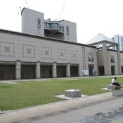 横浜美術館前の空間