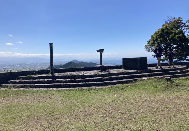 賤ヶ岳山頂で意外とコンパクトでした