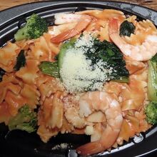 トマトクリームソースのショートパスタ