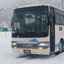 停車中のバス