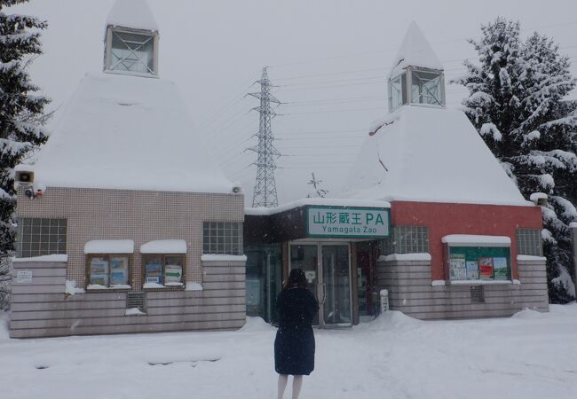 厳寒期、蔵王仙台バスはチェーン装着のため停車します。