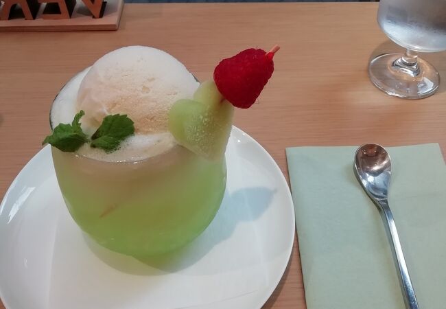 ロクシタン併設のカフェです。