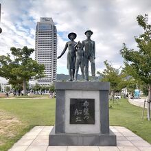 神戸港移民船乗船記念碑 