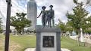 ブラジルへ移住の親子の像