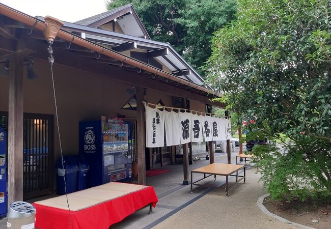 桜ケ岡公園内の風情ある茶屋。和風甘味のほか食事もあり。