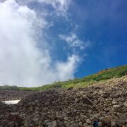 岩場を登りきったら山頂真近