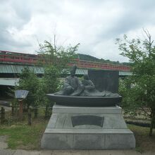 宇治川に架かる「朝霧橋」の渡り口にある小さい公園です。