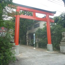 「宇治神社」の朱塗りの鳥居が目印です。