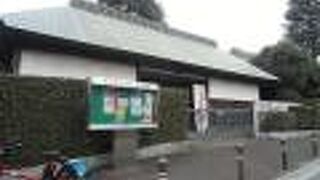 入口は江戸時代の長屋門です