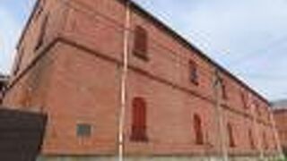 すぐに敷地の東側に回ると意味がわかります