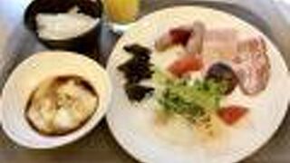 ホテルの朝食はここで！
