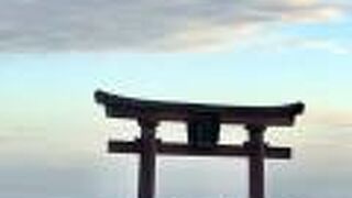 湖上の鳥居　こうすれば上手く写せました。