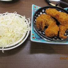 食べ放題のマグロかつとキャベツ
