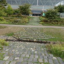 バリアフリーでは無いが面白い飛び石の構成