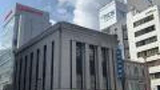 重厚な銀行らしいビル