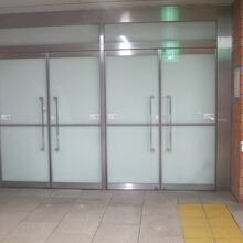 旧観光案内所入口は完全に閉鎖状態です…。