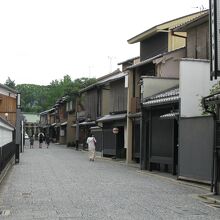 白い壁が続く西方尼寺