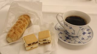 一階にはお土産、二階は喫茶です