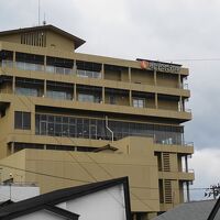 丘の上にあり、徒歩は１階から。車はさらに上からアプローチ。