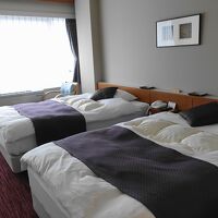 最近はベッドを設えた部屋が増えました。マットが固くて快適。