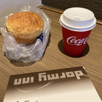 コーヒーを持ち込んで朝飯（持参のパン）