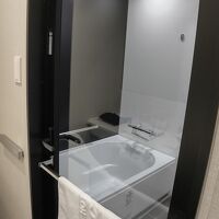 明るいバスルームです