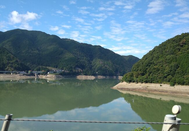 冬季は雪に注意【永源寺ダム】周辺は夏の遊び場多い