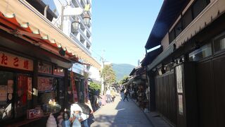 四柱神社の門前に並ぶお店街